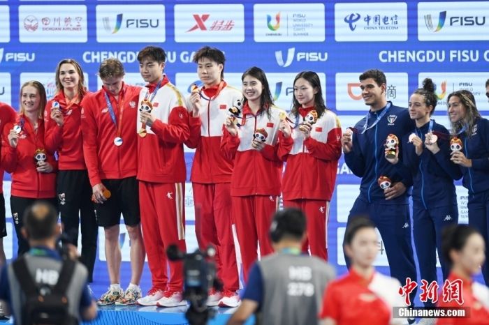 中国队运动员在冠军领奖台上。</p><p>
    　　中新社记者 张浪 摄