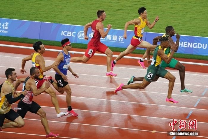 8月2日，第31届世界大学生夏季运动会男子100米决赛在四川成都举行，牙买加选手GOLDSON Kadrian dwayne(右一)以10秒04夺得男子百米冠军。</p><p>
    　　中新社记者 毛建军 摄