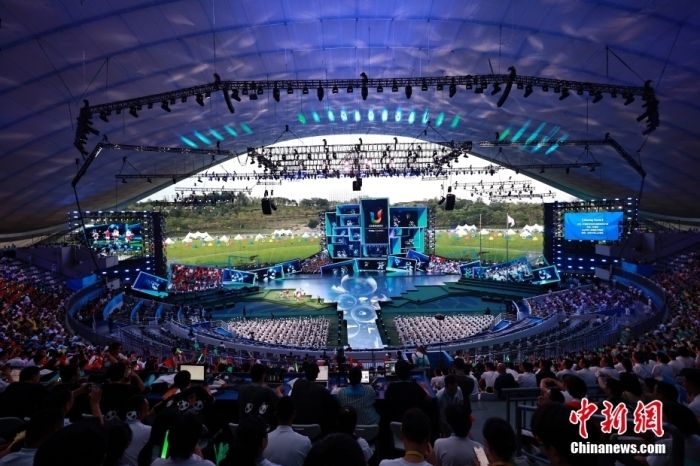 8月8日，第31届世界大学生夏季运动会闭幕式在成都露天音乐公园举行。</p><p>
    　　图为暖场表演。</p><p>
    　　中新社记者 韩海丹 摄
