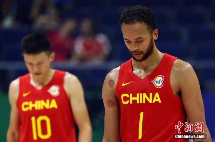 8月26日晚，中国男篮在菲律宾马尼拉迎战本届世界杯小组赛的首个对手塞尔维亚队，结果以63:105告负。</p><p>
    　　图为李凯尔(1号)与周鹏(10号)。</p><p>
    　　图/视觉中国