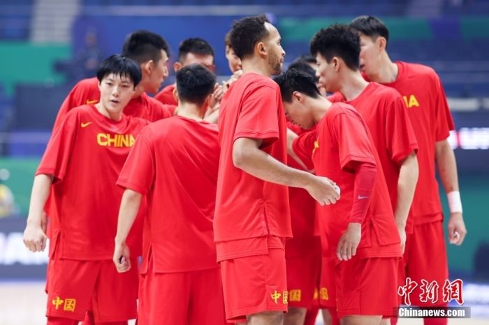 图为中国队球员赛前相互鼓励。</p><p>
    　　图/视觉中国
