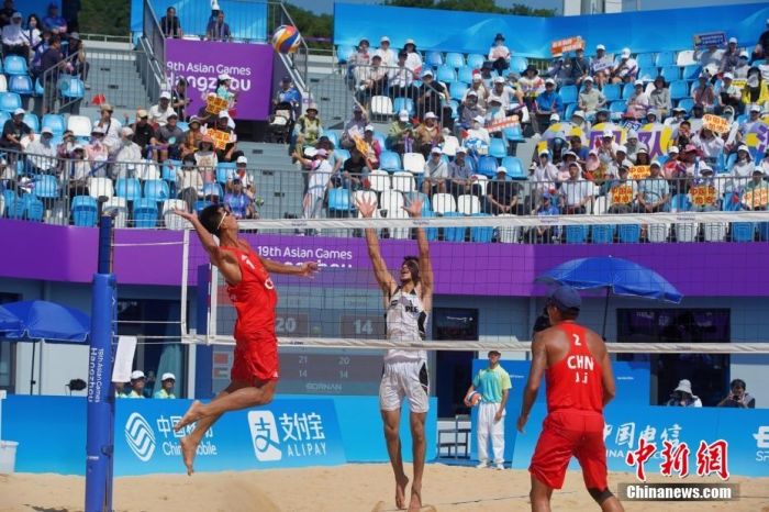 9月19日9时，杭州第19届亚运会(以下简称“杭州亚运会”)沙滩排球比赛在宁波象山半边山沙滩排球中心拉开战幕。</p><p>
    　　作为杭州亚运会的第一场比赛，该场比赛广受关注。</p><p>
    　　根据球队抽签结果，沙滩排球比赛首场男子预赛由中国队对战巴勒斯坦队。</p><p>
    　　
中国男子沙滩排球队以第一局21:14、第二局21:16连胜两局拿下比赛，迎来杭州亚运会比赛首胜。</p><p>
    　　中国女子沙滩排球队以21:5、21:8的比分战胜对手。</p><p>
    　　据悉，杭州亚运会沙滩排球比赛共有来自17个国家和地区的48支队伍报名参赛。</p><p>
    　　比赛从9月19日持续至28日，将产生女子和男子沙滩排球金牌2枚。</p><p>
    　　图为沙滩排球比赛首场男子预赛由中国队对战巴勒斯坦队。</p><p>
    　　贺元凯 摄