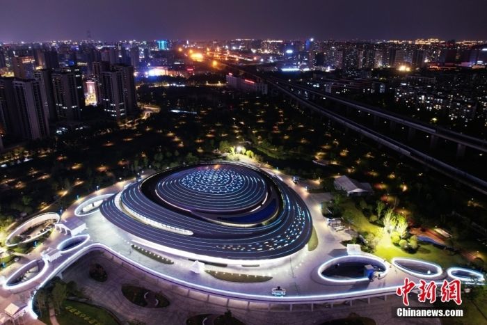 亚运电竞中心夜景绚丽，酷似“星际战舰” 科幻感十足。</p><p>
    　　图/视觉中国