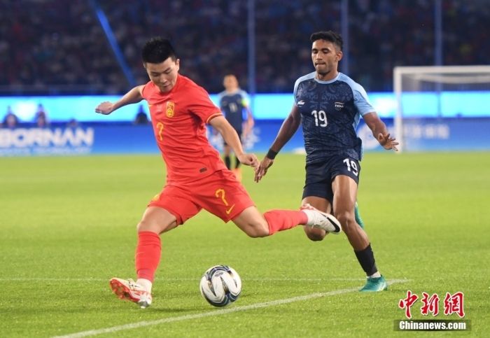 在19日晚进行的杭州亚运会男足小组赛首轮比赛中，中国队5:1大胜印度队，取得杭州亚运会开门红。</p><p>
    　　接下来，国足亚运队还将在小组赛中对阵缅甸队和孟加拉国队。</p><p>
    　　中新社记者 王刚 摄